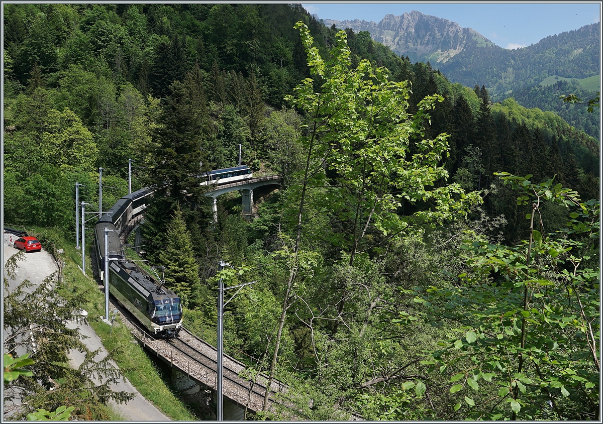 Eine MOB Ge 4/4 (Serie 8000) ist mit ihrem MOB Panoramic Express auf dem 93 Meter langen Pont Gardiol unterwegs. 

17. Mai 2020