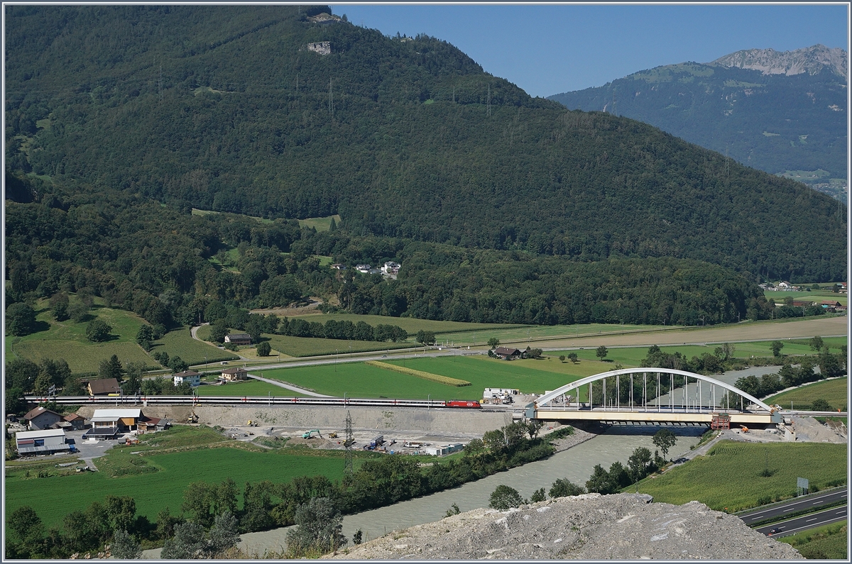 Eine Re 460 erreicht mit ihrem IR 1816 von Brig nach Genève die neue RhoneBrücke zwischen St-Mauriche und Bex.
26. August 2016