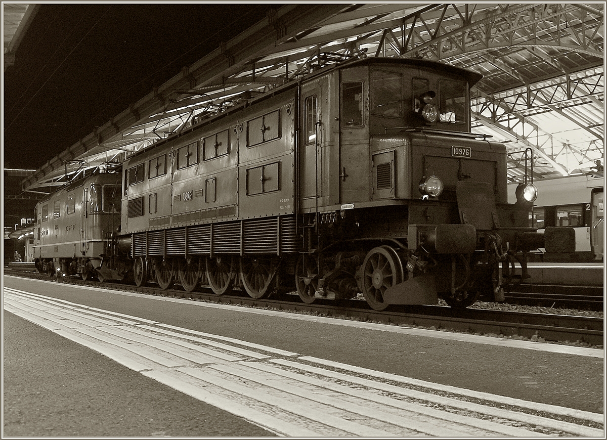 Einmal mehr bot das Gleis 2 in Lausanne innerhalb von etwas mehr als zwölf Stunden überraschende Motive, wenn auch nur als  Nachschuss  und bei Lichtsituationen, die meine kleine immer-mit-dabei Knipse ziemlich forderten: Am Sonntag Abend wartet die Ae 4/7 10976, die ETCS bedingt eine Re 4/4 II als Vorspann bekommt, in Lausanne auf die Weiterfahrt Richtung Wallis. 
25. Nov. 2018