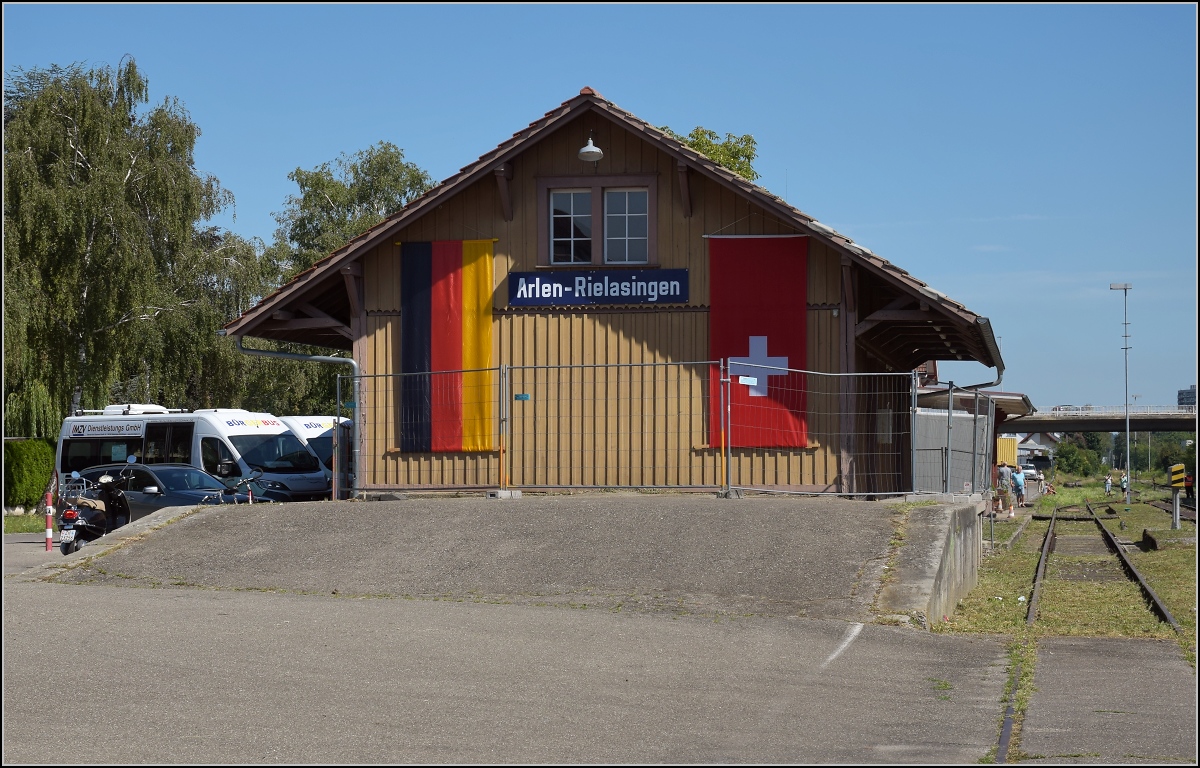 Endlich wieder Züge auf dem Schweizerbähnle (Etzwilen-Singen). 

Man hat sogar das historische Schild  Arlen-Rielasingen  wiedergefunden und an den vorbildlich restaurierten Güterschuppen gehängt. Die Gemeinde Rielasingen-Worblingen arbeitet Hand in Hand mit der Museumsbahnstiftung. Angemerkt wurde dazu: Der Bahnhof heißt Arlen-Rielasingen-Worblingen. Beim Schild ist der Name Worblingen verloren gegangen, beim Gemeindenamen ist Arlen verloren gegangen. Arlen-Rielasingen-Worblingen, August 2020.