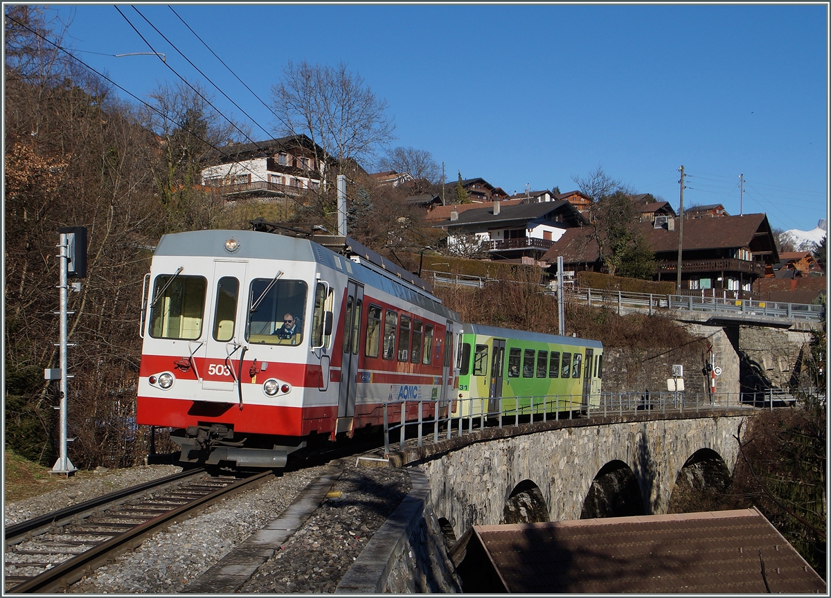 Eng, fast wie auf einer Modellbahn: der AOMC Regionalzug 36, bestehend aus BDe 4/4 N° 503 und Bt hat den kurz vor der Brücke endenden Zahnstangneabschnitt und die gleich hinter der Überführungen liegende Haltestelle Pont de Chemex verlassen und erreicht bereits das Einfahrsignal der Station Chemex. 
7. Januar 2015