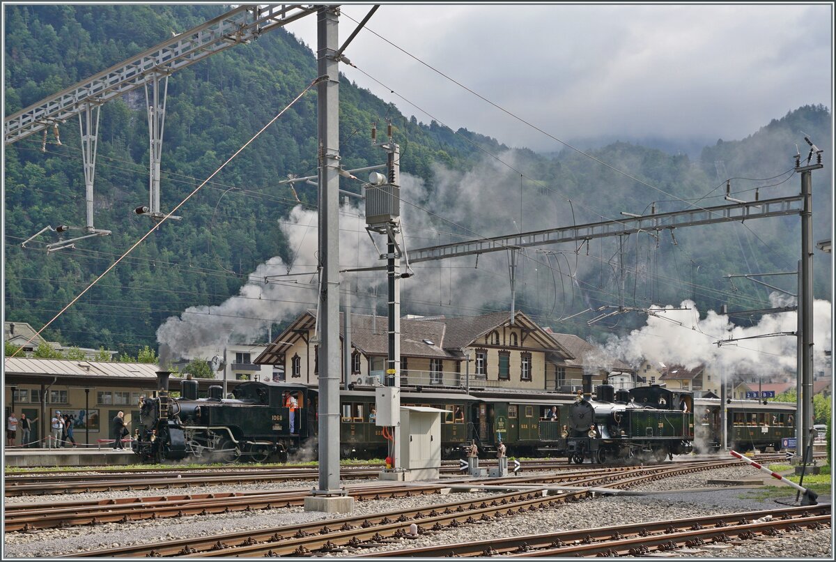 Es ist immer wieder erfreulich, EINE Dampflok zu sehen; in Meiringen zeigt die der BDB (Brünig Dampf Bahn) gleich zwei: die Brünig Bahn  Talbahn  G 3/4 208 und die  Bergbahn  HG 3/3 1068 welche den aus Interlaken angekommen Zug nach Brünig Hasliberg ziehen wird. 

23. Aug. 2025

