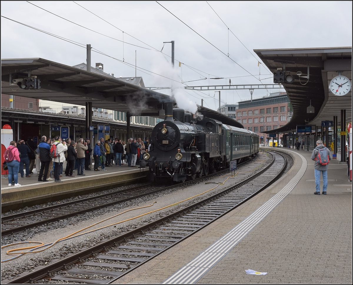 Fahrleitungsstörung nannte sie die Veranstaltung, um an die Dampfreserve in Olten für solche Fälle zu erinnern. Bereitstellung des Museumszuges mit Eb 3/5 3819 in Olten. Die Fahrgäste warten schon auf ihr Hightlight des Wochenendes. April 2019.