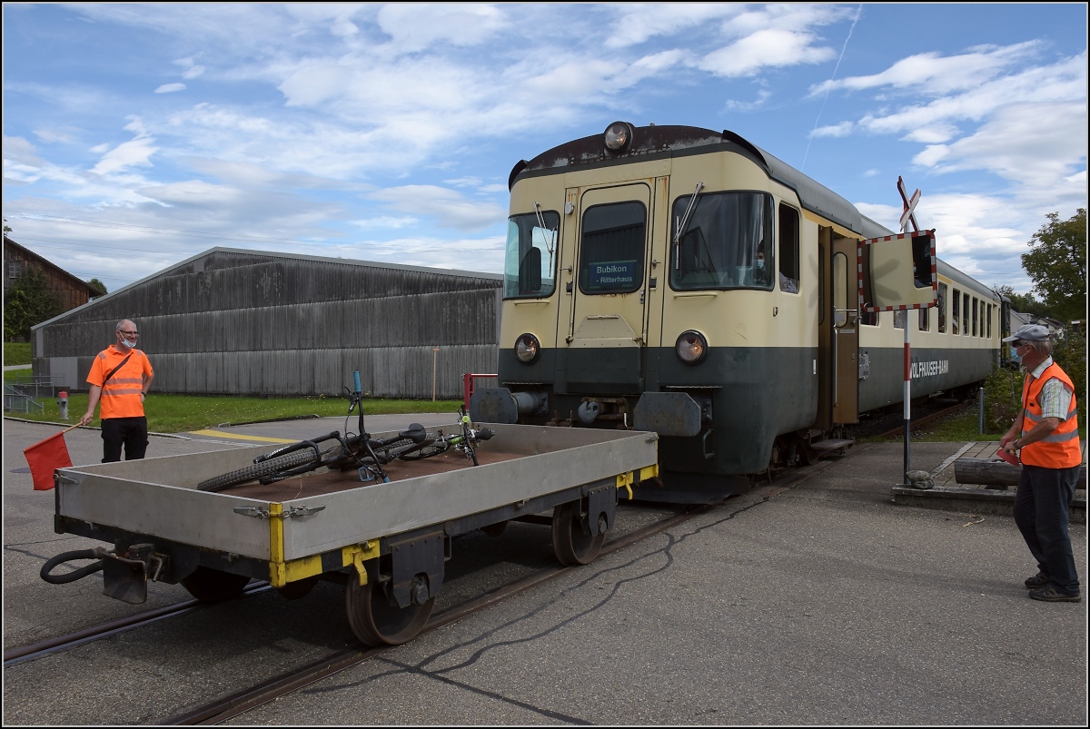 Fahrtag Wolfhuuser Bahn.

In Wolfhausen kurz vor dem Bahnhof zeigt sich, diese Bahn war die letzten Jahre ein Mehrfach-Industrieanschluss. Hier wird durchs Firmengelände gefahren. Die Bahn ist ein Rest der einstigen Uerikon-Bauma-Bahn (UeBB), die vor allem durch den letzten überlebenden Kitteldampftriebwagen von sich reden macht. Während der Streckenabschnitt Hinwil-Bauma gesichert durch den DVZO und die ST betrieben werden, ist der Rest der Strecke weitgehend abgebaut. Ein seit 2014 abgehängtes Industriegleis ist der Abschnitt Wolfhausen - Bubikon. Dort zum Trotz wurden diese drei Fahrzeuge Tm 2/2 111 von Stadler, ein EW I-ABt und dieser  Beistellwagen  und zwei Güterwagen eingeschlossen.

Leider gibt es aber momentan Alarmstufe rot. Die Gemeinde Bubikon scheint genauso bahnfeindlich zu sein, wie die typische deutsche Nebenbahnnanlieger-Gemeinde. Gewerbebetriebe und Privatleute sind scharf auf die Immobilie und die Gemeinde sieht offenbar nur die Stutzli aus dem Immobiliengeschäft. So ist dieser Bahnrest akut bestandsgefährdet. Wollen wir hoffen, dass dies nicht der letzte Fahrtag der Wolfhuuser Bahn war.

Oktober 2021.