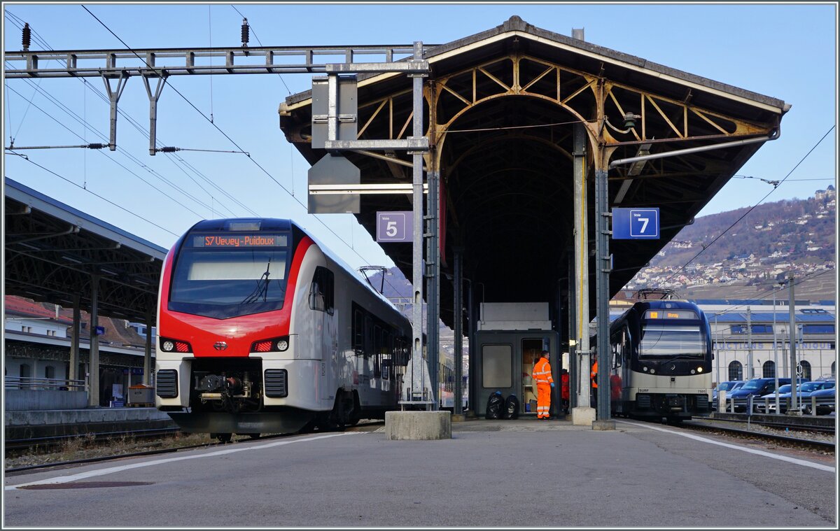  Fernverkehr  auf der Train de Vignes Strecke: der für den Fernverkehr beschaffte SBB RABe 523 503  Mouette  (RABe 94 85 0 523 503-6 CH-SBB) wartet in Vevey als S7 auf die Abfahrt nach Puidoux. Rechts im Bild ist der auf die Abfahrt nach Blonay wartende CEV MVR ABeh 2/6 7505 zu sehen. 

11. Feb. 2023