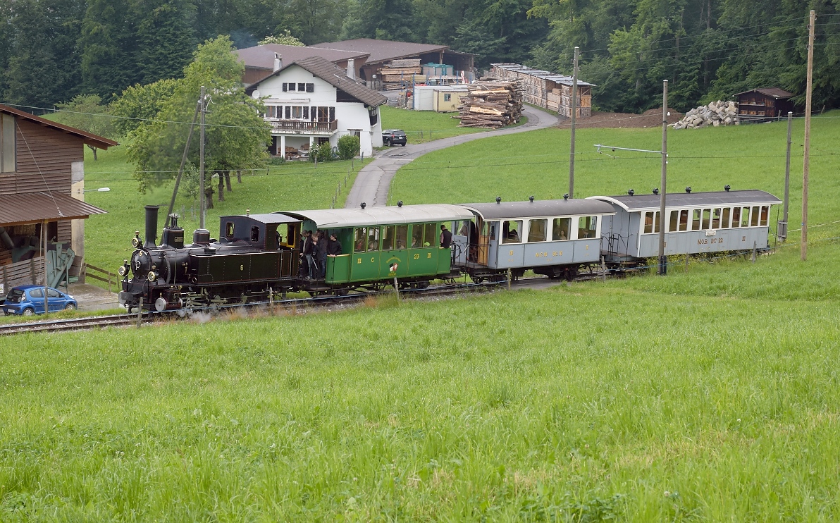G 3/3 mit wechselvoller Geschichte als JBL 309 alias JS 909 alias SBB 109 alias BAM 6 und einem kurzen bunten Personenzug in Cornaux. Juni 2017.