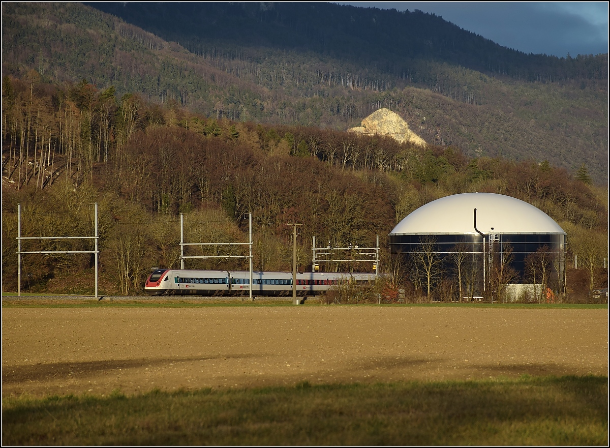 Gäubahnimpression mit ICN. Oensingen, Dezember 2016.
