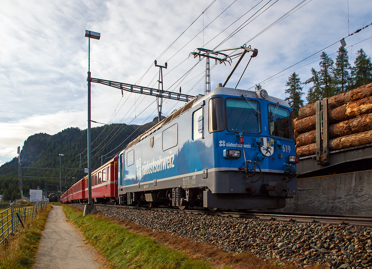 
Geschoben von der RhB Ge 4/4 II 619  Samedan  mit ganz Werbung für die Tageszeitung  Südostschweiz  erreicht der Regionalzug (R 1917) von Sagliains am 13.09.2017 nun bald den Bahnhof Pontresina. 