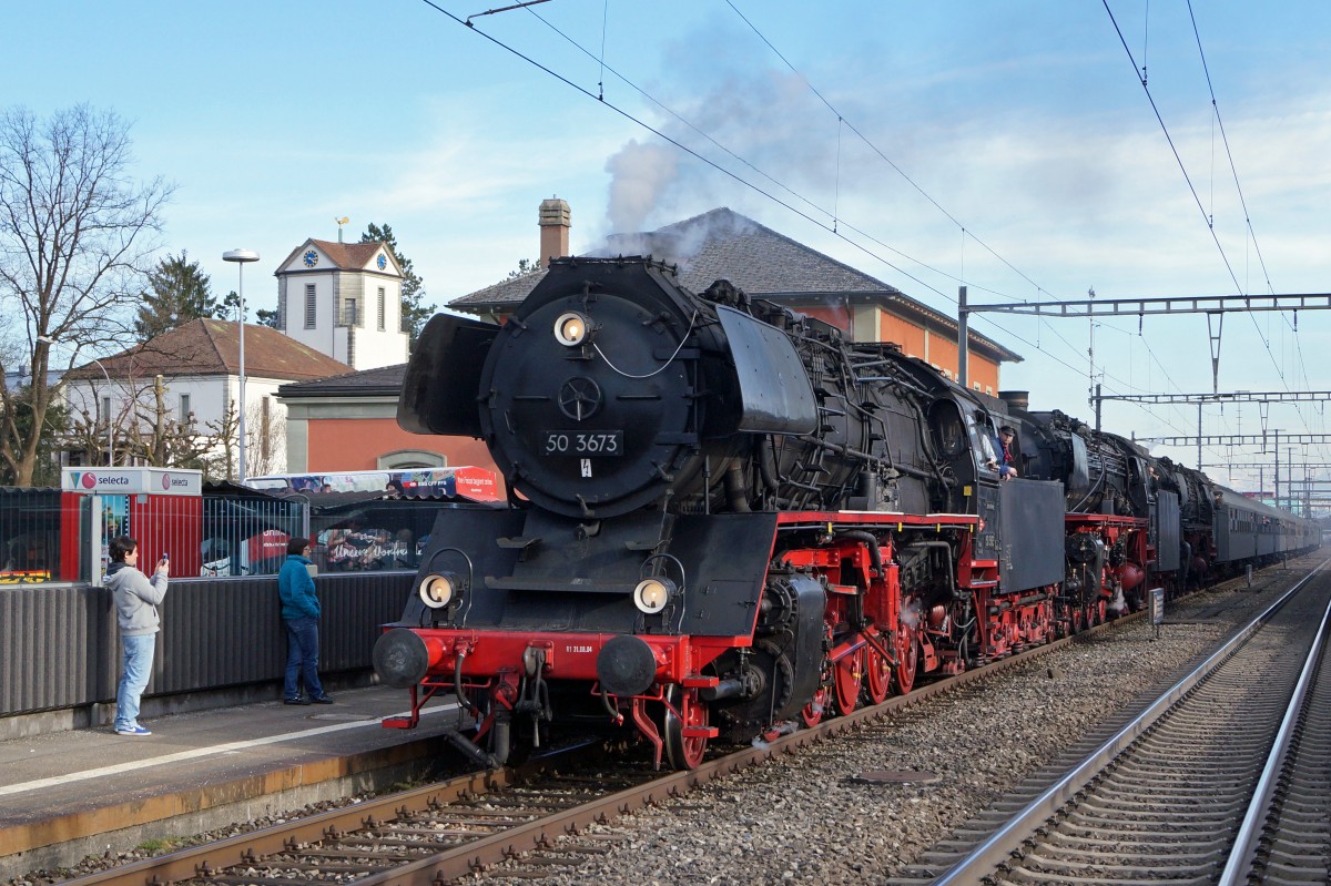 Grosser Bahnhof Wohlen: Die Ankunft des Dampfzuges mit drei Dampflokomotiven vermochte eine sehr grosse interessierte Zuschauermenge zu mobilisieren. Ankunft von 50 3673, 01 202 und 012 066 in Wohlen am 7. M�rz 2015.
Foto: Walter Ruetsch 