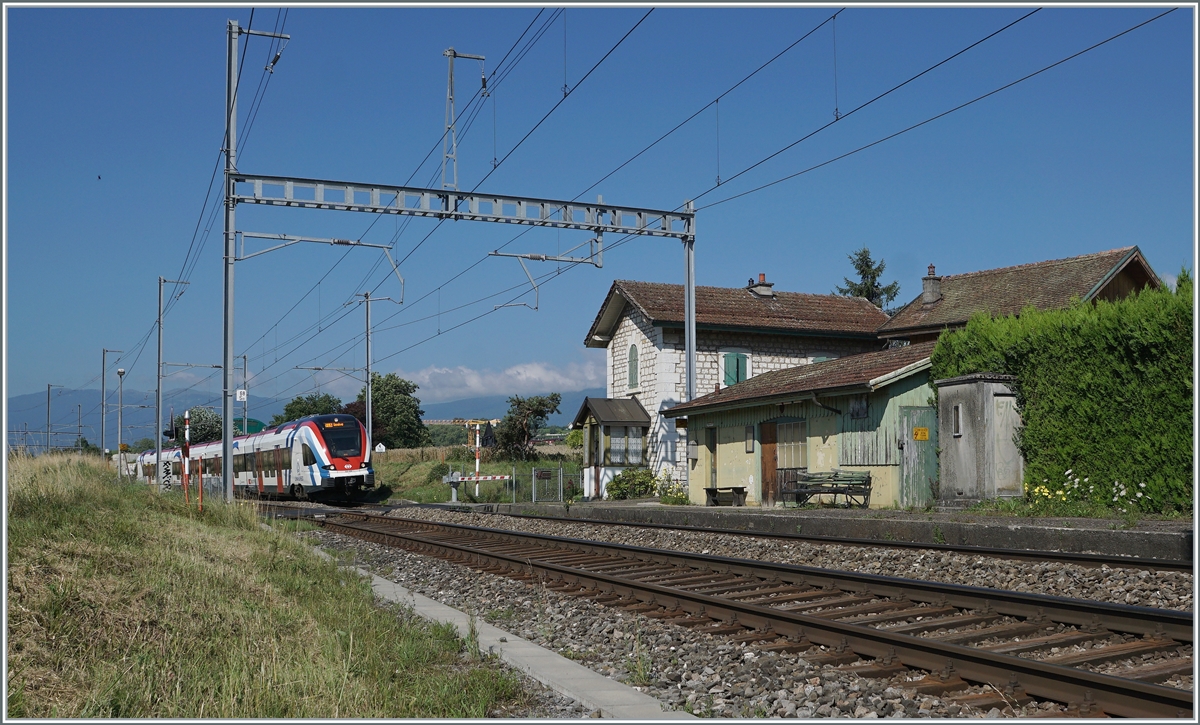Hier soll der Zug im Hintergrund belieben, das Bild gilt der alten Haltestelle von Bourdigny, die hier in ihrer ganzen Schönheit zu sehen ist.

19. Juli 2021