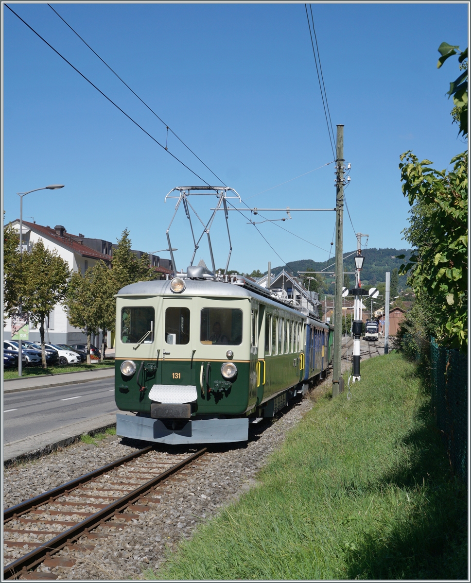  Il était une fois... les années 40 / Es war einmal: die 40er Jahre  - Eine Reise in die Vergangenheit, mit dem damals neuen GFM Ce 4/4 131 (Baujahr 1943 - heute GFM Historique) und, kaum zu sehen, dem MOB BDe 4/4 3002 bei der Ausfahrt in Blonay auf dem Weg nach Chaulin. 

11. September 2022 