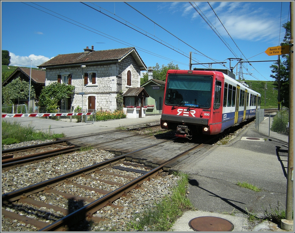 Im August wird die Strecke (Bellegarde -) La Plaine - Gen�ve von Gleich- auf Wechselstrom  (25000 Volt 50 Hertz) umgestellt und damit werden auch die Bem 550 verschwinden.
Hier verl�sst der Bem 550 000 Russin Richtung La Plaine
5. August 2008