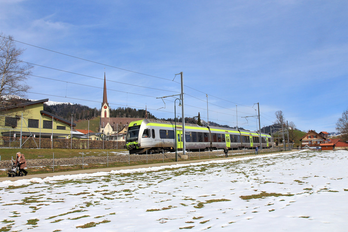 Im Entlebuch: BLS Lötschberger Nr. 112 verlässt Escholzmatt Richtung Emmental. 25.März 2021 