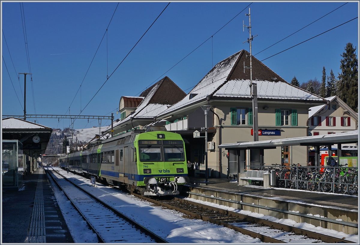 In Langnau wartet der RBDe 566 740 als S 4 nach Thun auf die Abfahrt, jedoch nicht auf dem  logischen  Weg via Konolfingen, sondern via Burgdorf - Bern - Belp. 
6. Jan. 2017