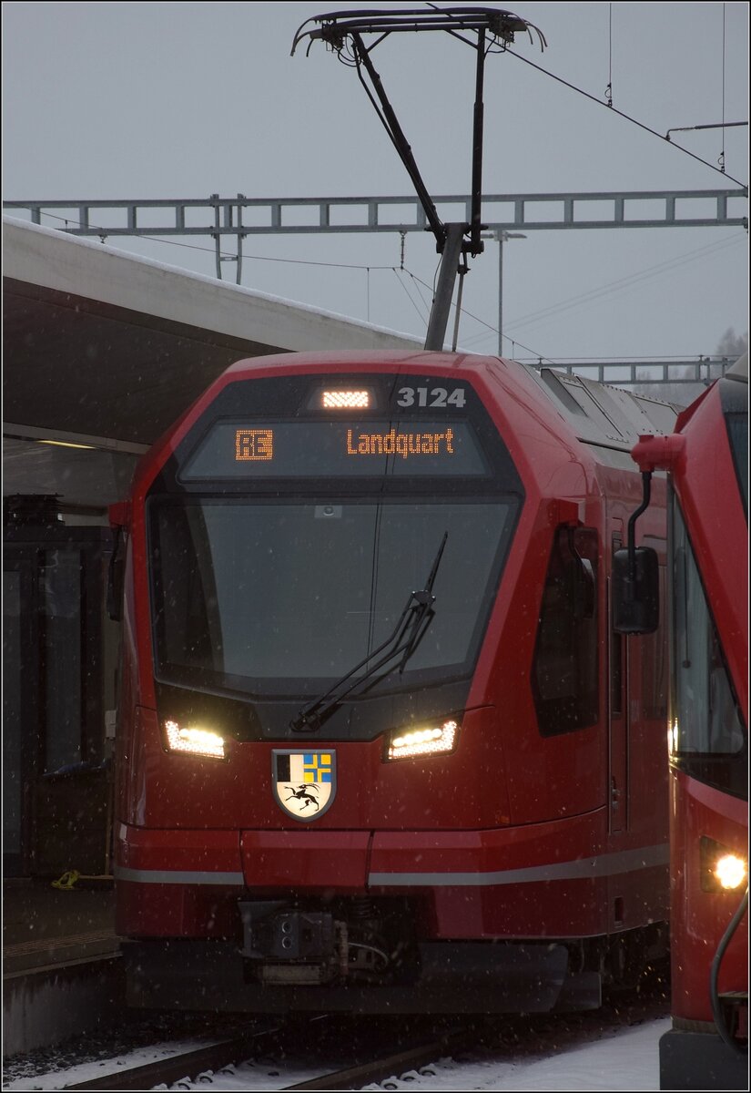 In St. Moritz steht Capricorn ABe 4/12 3124 zur Fahrt nach Landquart via Unterengadin bereit. Die beleuchteten Kantonswappen sehen schick aus. Januar 2023.