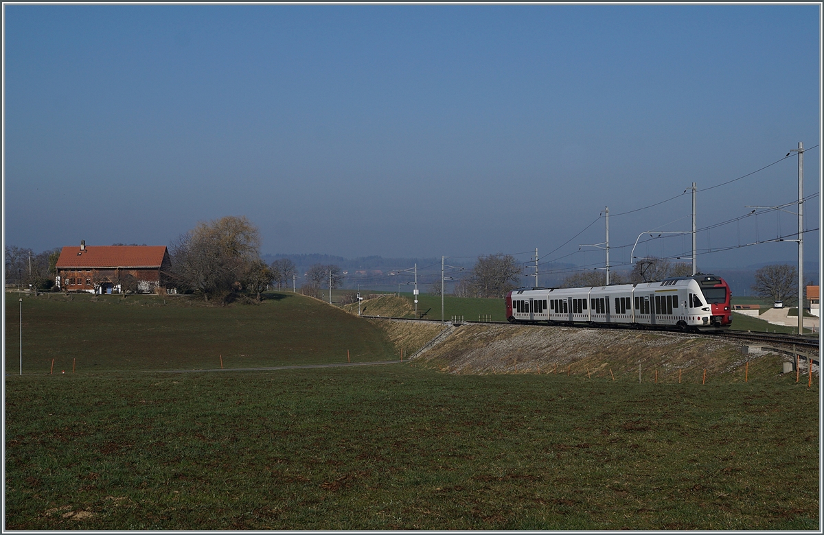 In weiten Kurven windet sich das Trasse der Strecken von Romont nach Vuisternens-devant- Romont, um die gut achzig Höhenmeter zu überwinden. Ein TPF RABe 527 hat in der Dienststation Vuisternas-devant-Romont seinen Gegenzug gekreuzt und fährt nun nach Romont hinunter. 

1. März 2021