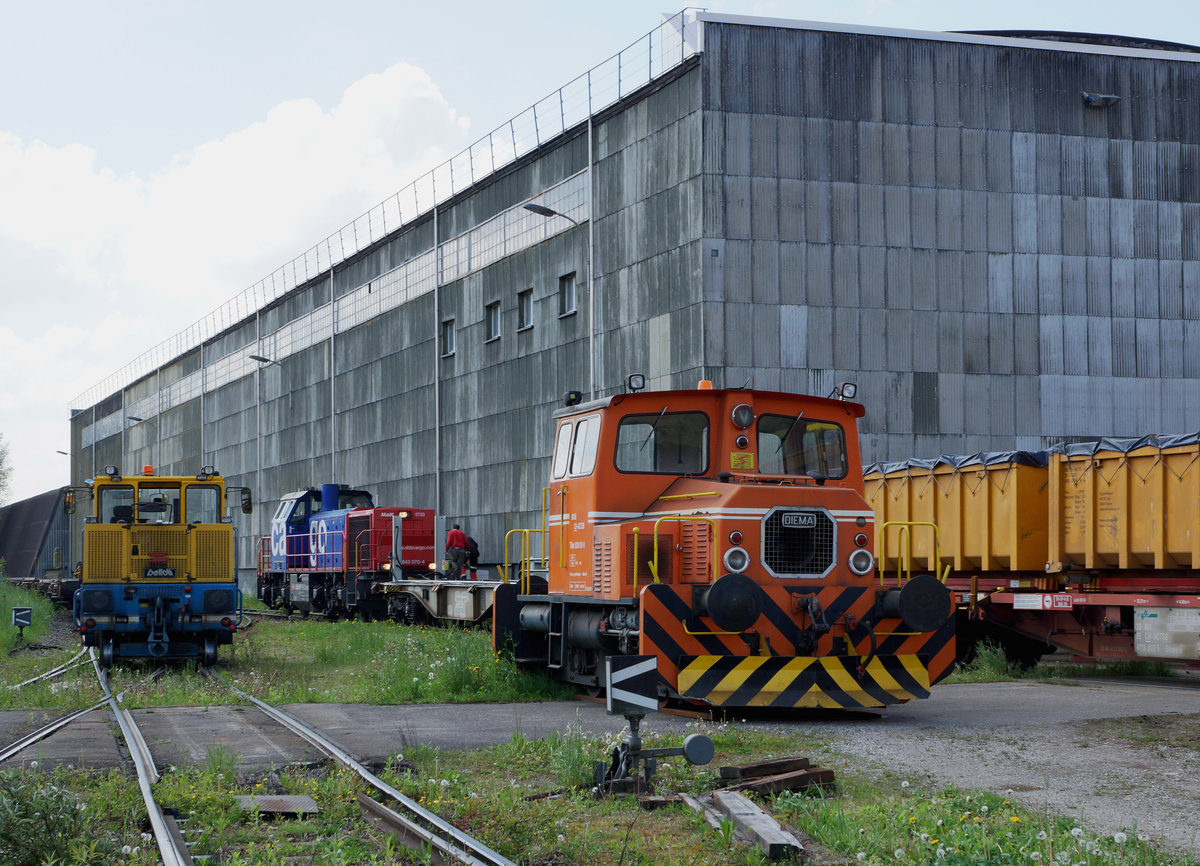 Industrie: Grossverkehr auf dem ehemaligen Areal der Borregaard in Luterbach am 4. Mai 2016 mit Am 843 070-4, Tm 22 Nr. 95 und Tm 5236 31-9. Bei der alten Halle im Hintergrund handelt es sich um eine ehemalige  LANDIHALLE  aus dem Jahre 1939, die demnächst abgebrochen werden soll.   
Foto: Walter Ruetsch 