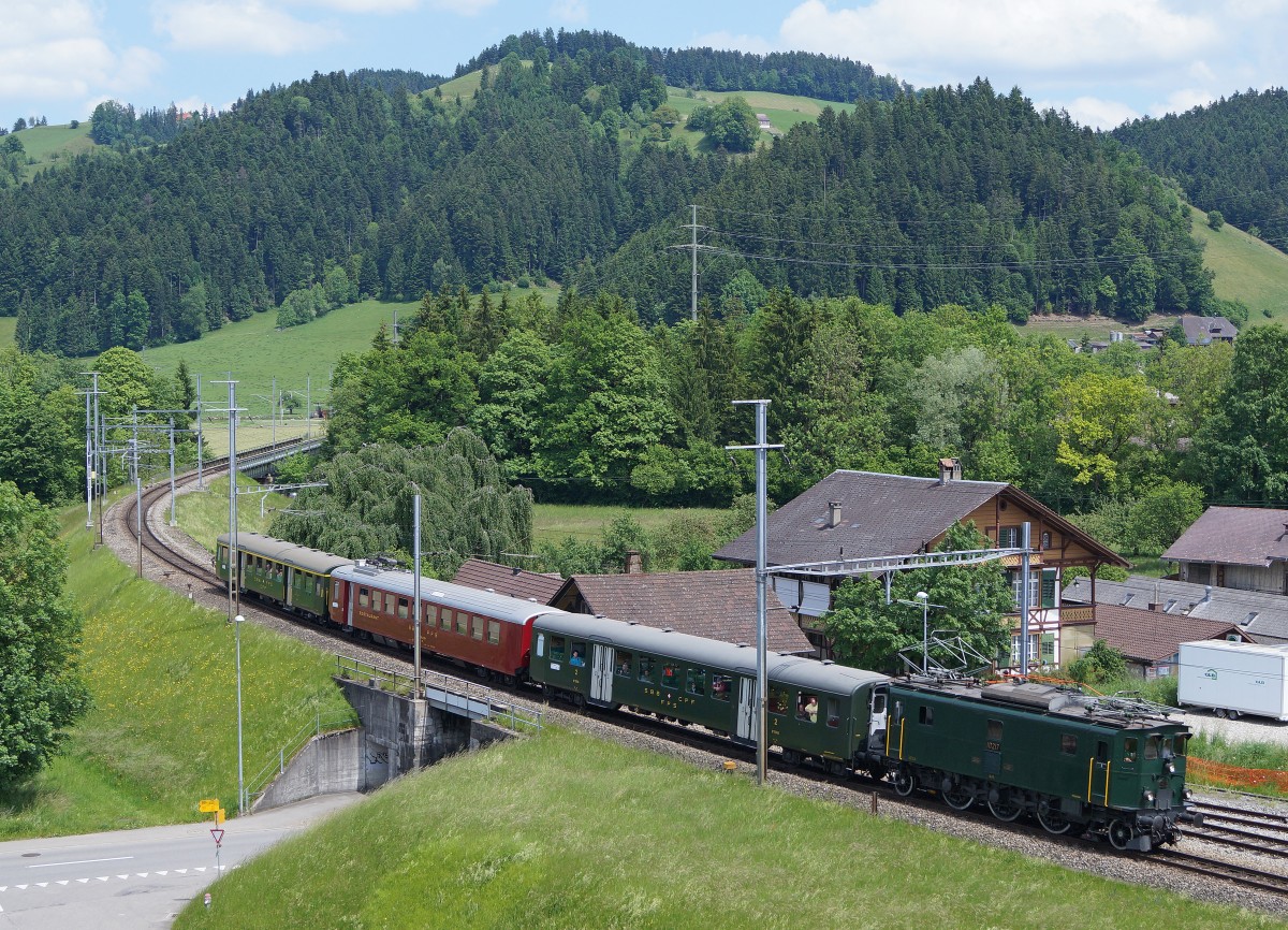 JAHRESRUECKBLICK 2014
von Walter Ruetsch
JUNI
SBB Historic: 150 Jahre Eisenbahn in Konolfingen. Grosses Bahnhoffest in Konolfingen vom 31. Mai und 1. Juni 2014. Extrazug Langnau i.E. - Konolfingen mit der Ae 3/5 10217 und historischen Wagen bei Obermatt am 1. Juni 2014.
