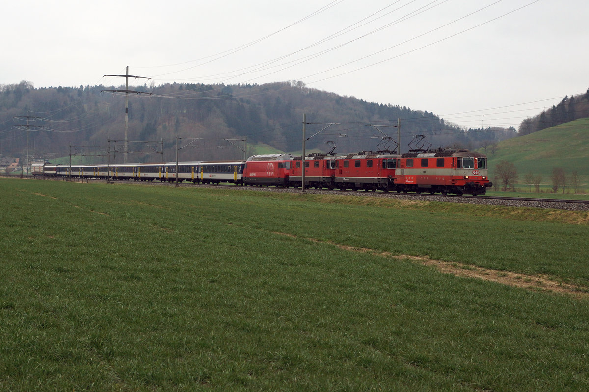 Jahresrückblick 2016
von Walter Ruetsch, Riedholz
März
SBB:
Re 4/4 II 11108, 11114, 11140 und Re 460 088, der achtteiligen EW-I-Komposition, einem B 21-70 und einem A IC 2000 bei Hermligen am 14. März 2016 als planmässiger „Leichenzug“ 28543 ab Bern bis Olten unterwegs.
