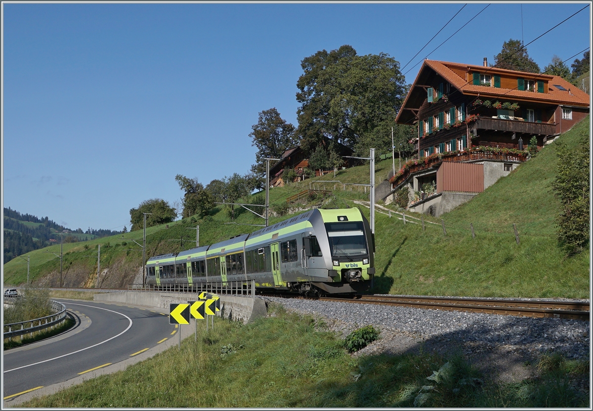 Kurz vor Trubsachen entstand dieses Bild, welches in etwa die Idee widergibt, was mir vorschwebt mit meinen Bauerhaus-Emmental Bildern. 
Der BLS RABe 535 119 ist als RE auf dem Weg von Bern nach Luzern. 

30. Sept. 2020