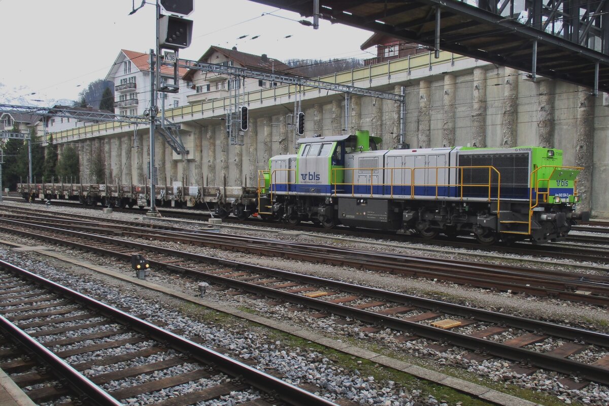 Kurzer Gleisbauzug mit 843 504 steht am 24 März 2014 abgestellt in Spiez.
