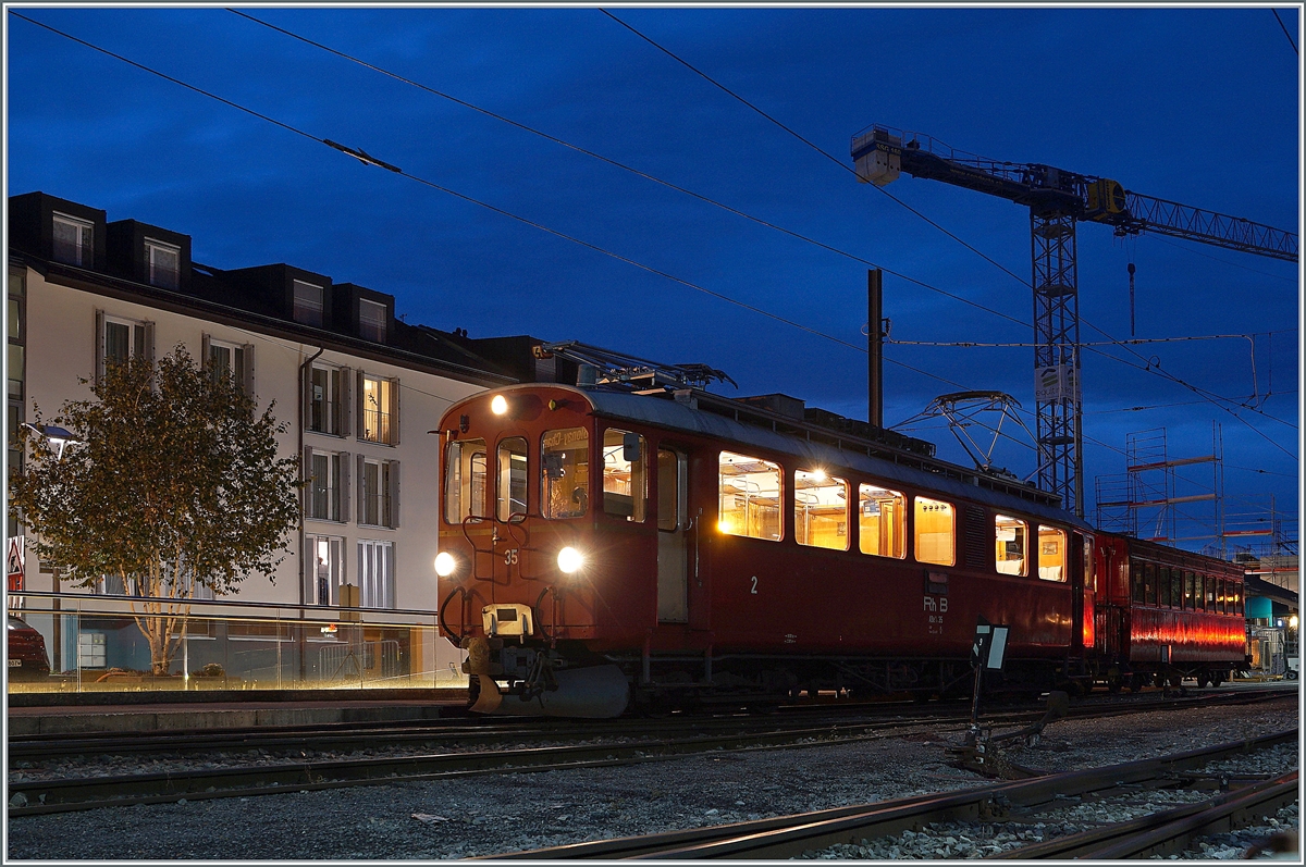  LA DER 2020 du Blonay-Chamby  / Saison Abschluss der Blonay-Chamby Bahn: Der aller letzte Zug der 52. Saison ist von Chaulin in Blonay eingetroffen. Nun wartet der RhB ABe 4/4 I N° 35 mit dem NStCM C4 N° 7 auf die (Leer-) Rückfahrt ins Dépôt von Chaulin. Damit endet eine interessante, durch die Gegebenheiten etwas schwach besuchte Saison und ich freue mich jetzt schon auf die Überraschungen der kommenden 53. Saison 2021... 

Blonay, den 25. Okt. 2020