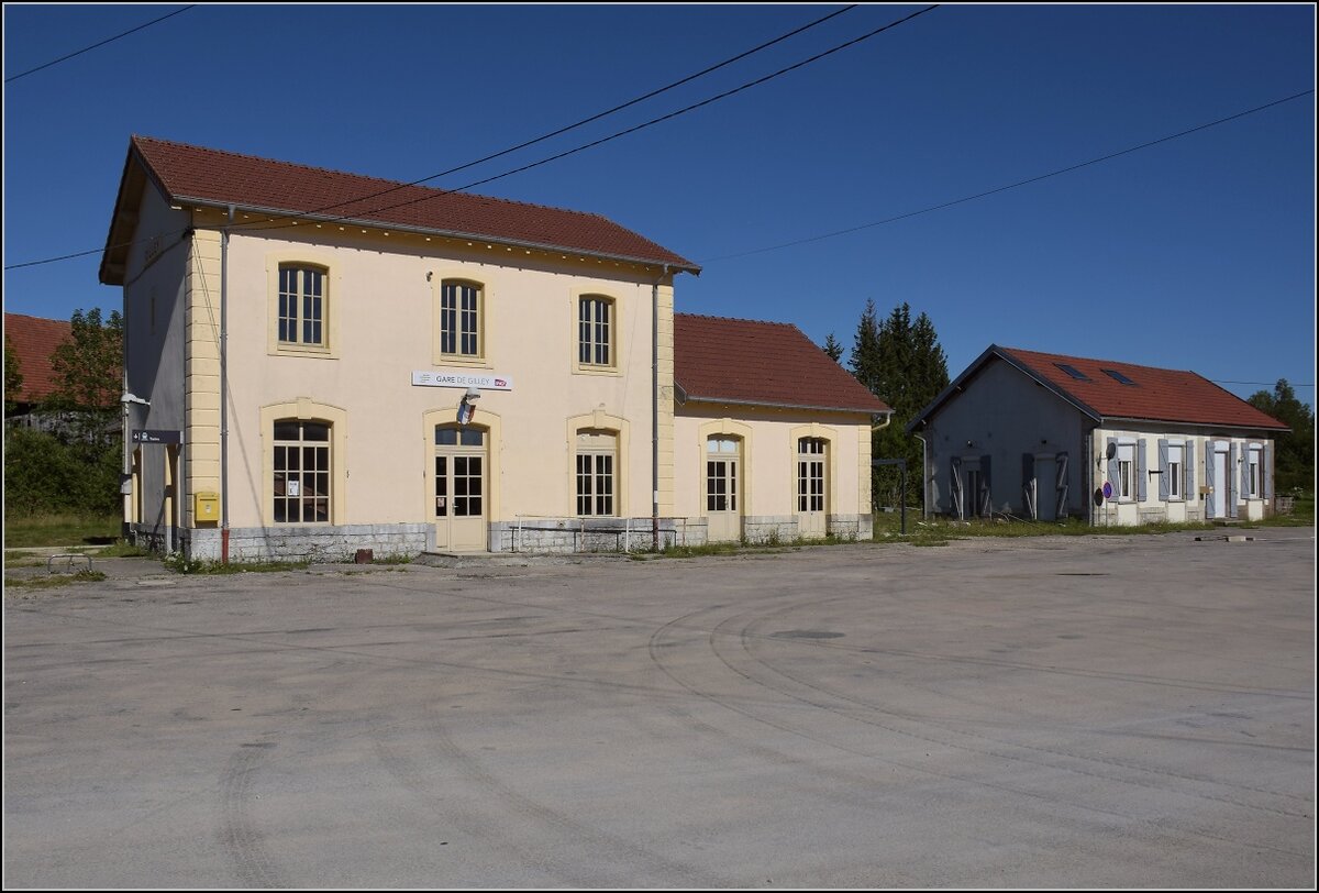 Ligne des Horlogers.

Der Bahnhof von Gilley, Juni 2022.