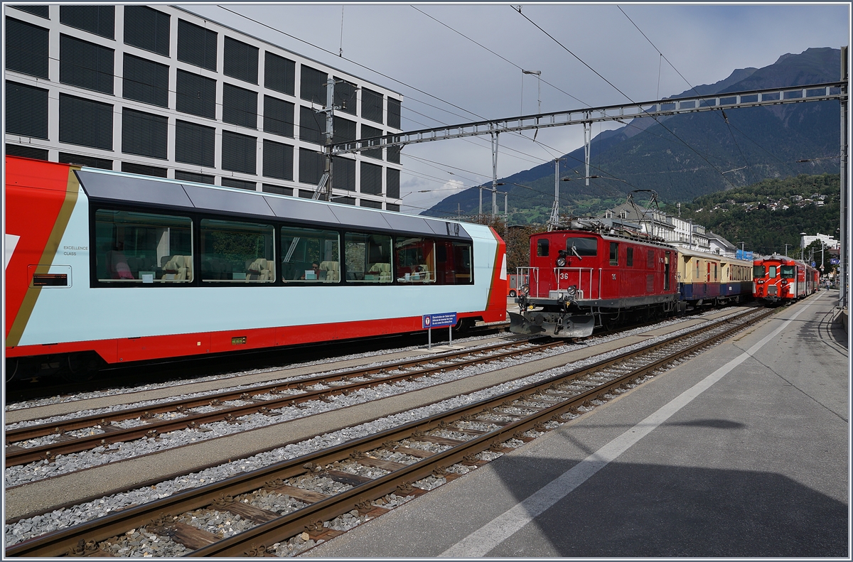 Luxus Pur: im Vordergrund der Glacier-Express Exellence Class und im Hintergrund Die HGe 4/4 36 mit ihrem Glacier Pullman Express St.Moritz - Zermatt. 

Brig den 31. August 2019 