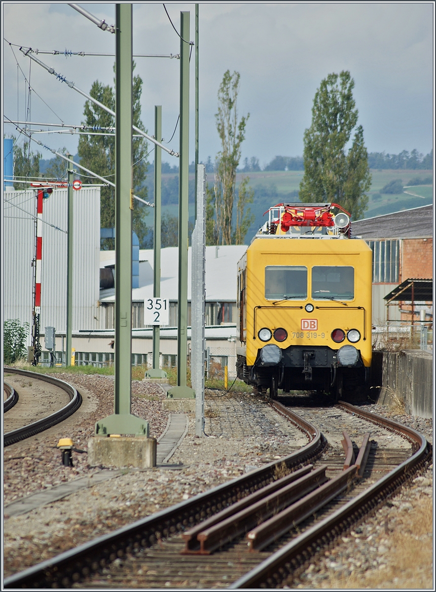 Mehr  Schweiz  als man auf den ersten Blick vermutet: in Neunkirch im Klettgau steht das DB Fahrleitungsmontagefahrzeug 708 319-8 und wartet auf seinen nächsten Einsatz, während im Hintergrund das Formsignal P1 auf Halt zeigt. 

6. Sept. 2022