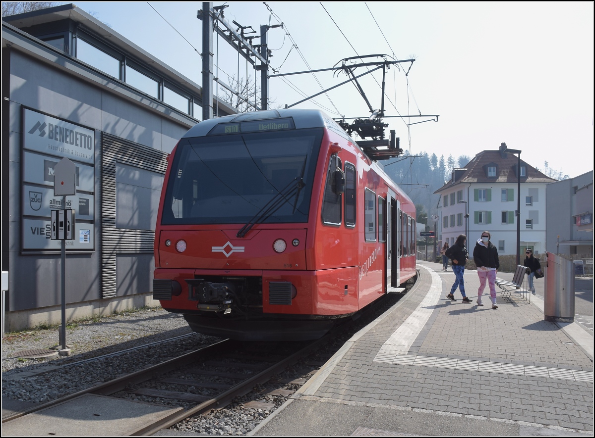 Mehrsystemtriebzug mit verschiebbarem Stromabnehmer Be 552 516 und davor Be 552 515 der SZU in Uitikon-Waldegg. M�rz 2022.