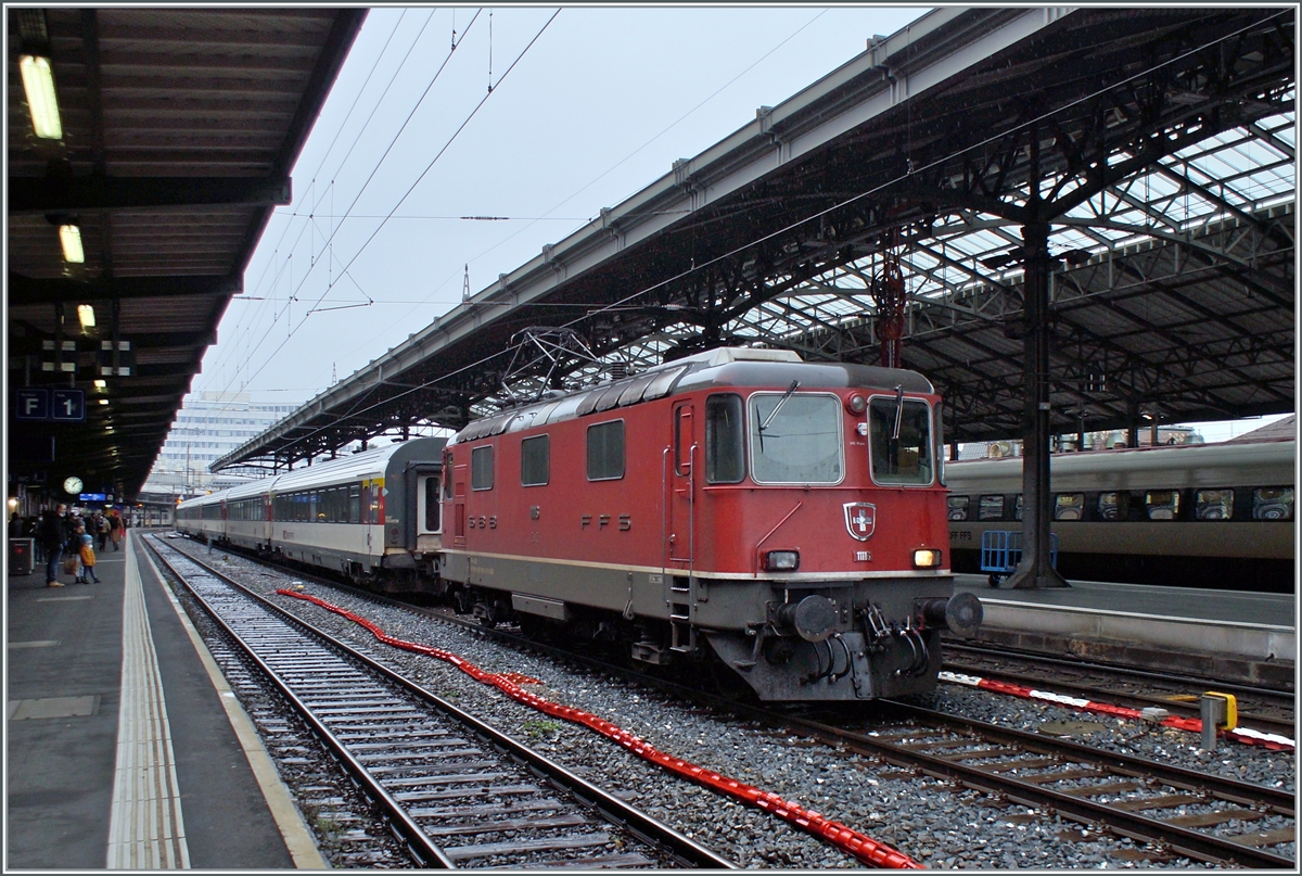 Mit dem Fahrplanwechsel Mitte Dezember endet in der Westschweiz der Planmässige Einsatz der Re 4/4 II vor Reisezüge. Im Bild rangiert die SBB Re 4/4 II 11116 (Re 91 85 420 116-6 CH-SBB) in Lausanne den am Morgen angekommen IR von Neuchâtel für die Rückfahrt am Abend. Erfreulicherweise wurde für diesen Dienst sogar eine der sonst hier kaum mehr anzutreffenden Re 4/4 II der 1. Serie eingeteilt. 

8. Dezember 2021