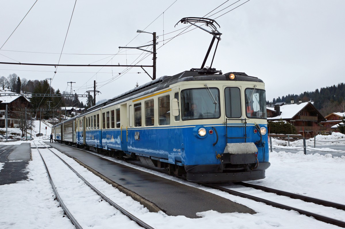 MOB: Regionalzug nach Montreux mit dem ABDe 8/8 4001 bei einem Zwischenhalt in Sch�nried am 9. Januar 2016.
Foto: Walter Ruetsch