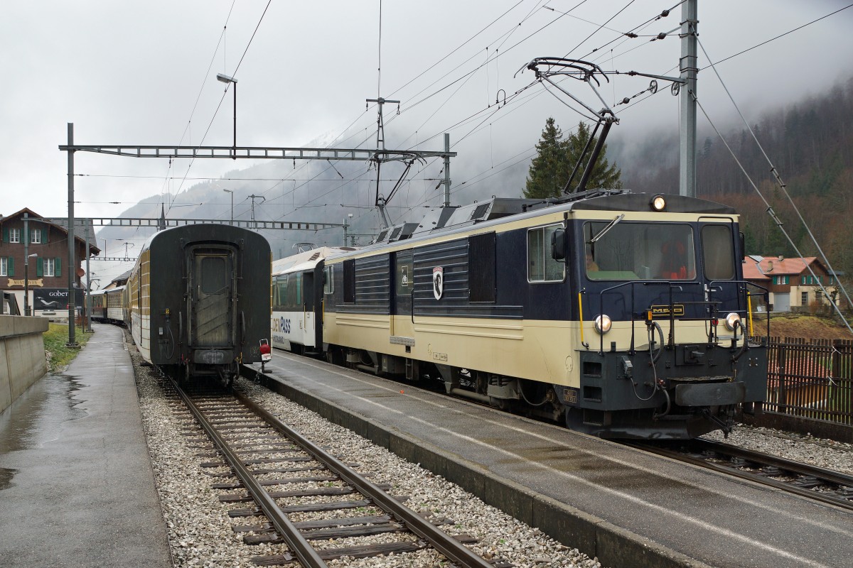 MOB: Zugskreuzung in Montbovon am 9. Januar 2016.
Foto: Walter Ruetsch