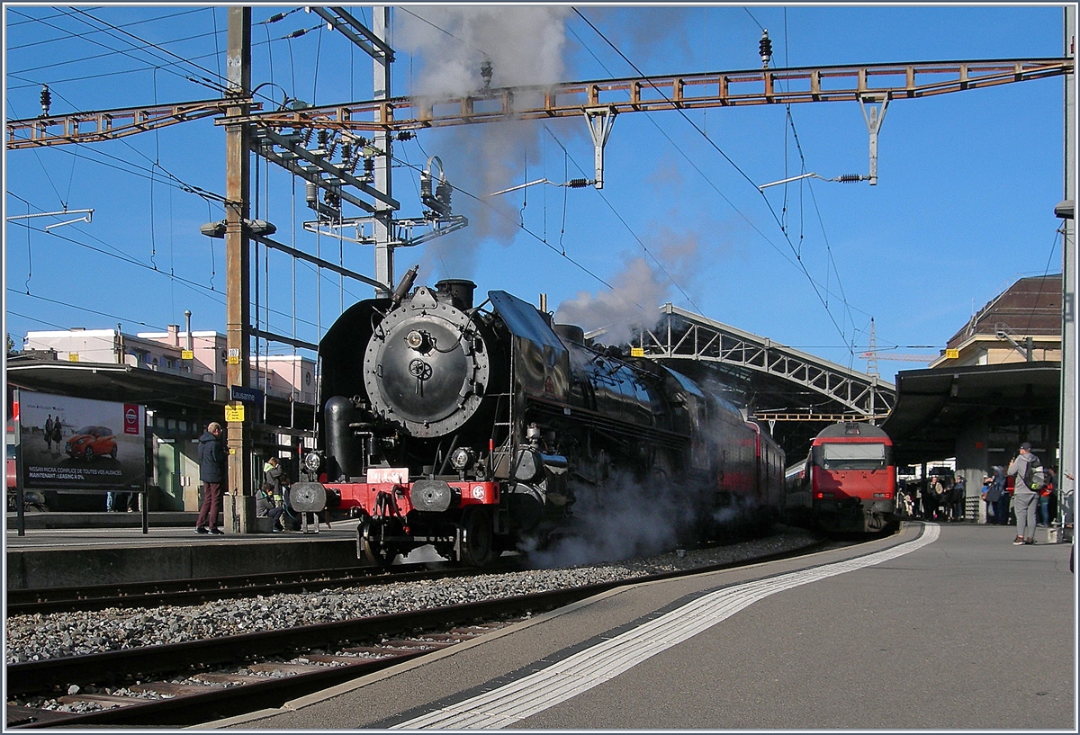 Nach dem tollen Gottharddampf von letzten Samstag verwöhnte mich heute eine weitere Dampflok mit ihrer Erscheinung: die SNCF 141 R 568 kam von Vallorbe nach Lausanne um mit ihrem langen Sonderzug nach einem halbstündigen Aufenthalt Richtung Bern weiter zu fahren.
28. Okt. 2017