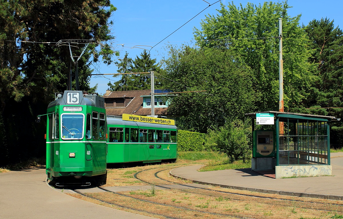 Nach der Fahrt durch die Wolfschlucht hat der Be 4/4 460 am 18.07.2015 die Haltestelle Lerchenstra�e erreicht. Noch im gleichen Jahr wurde er abgestellt.