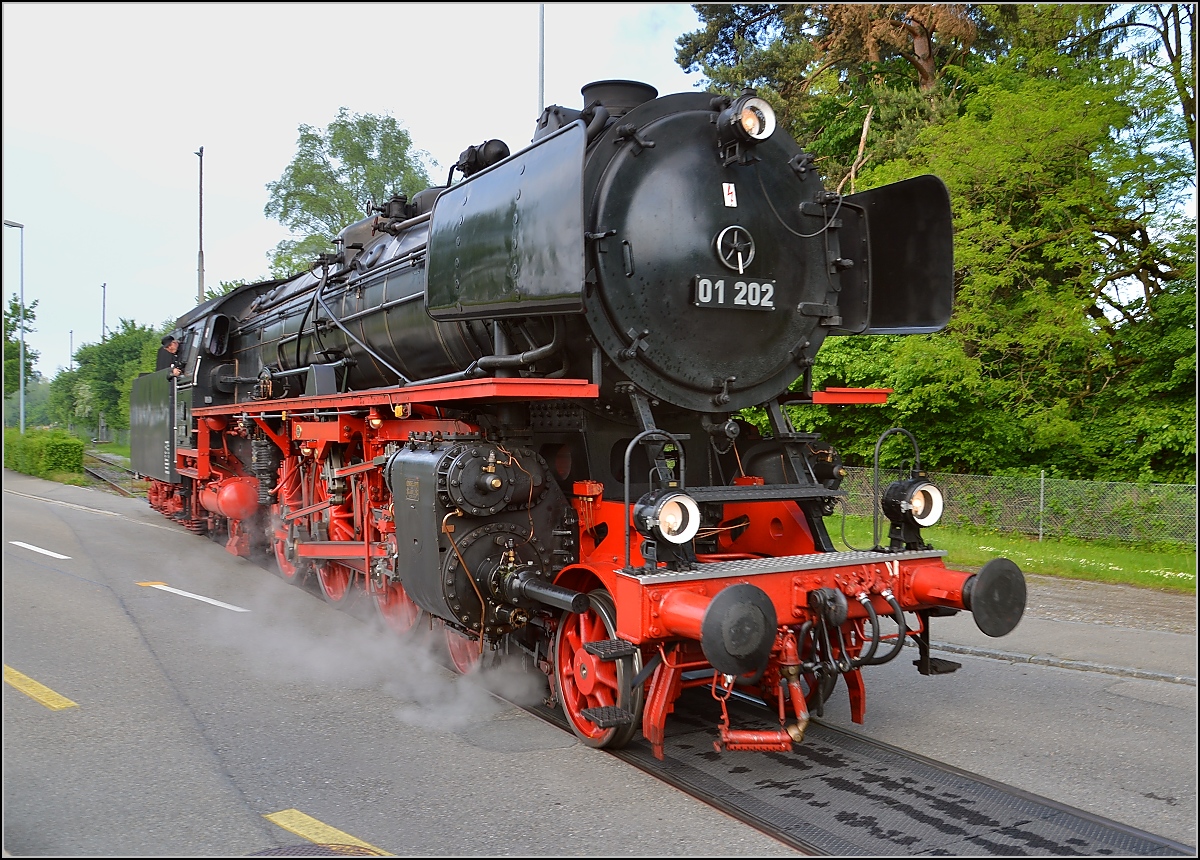 Nach getaner Arbeit, die W�gen sind abgestellt und 01 202 macht sich auf dem Weg ins Locorama in Romanshorn. Mai 2015.