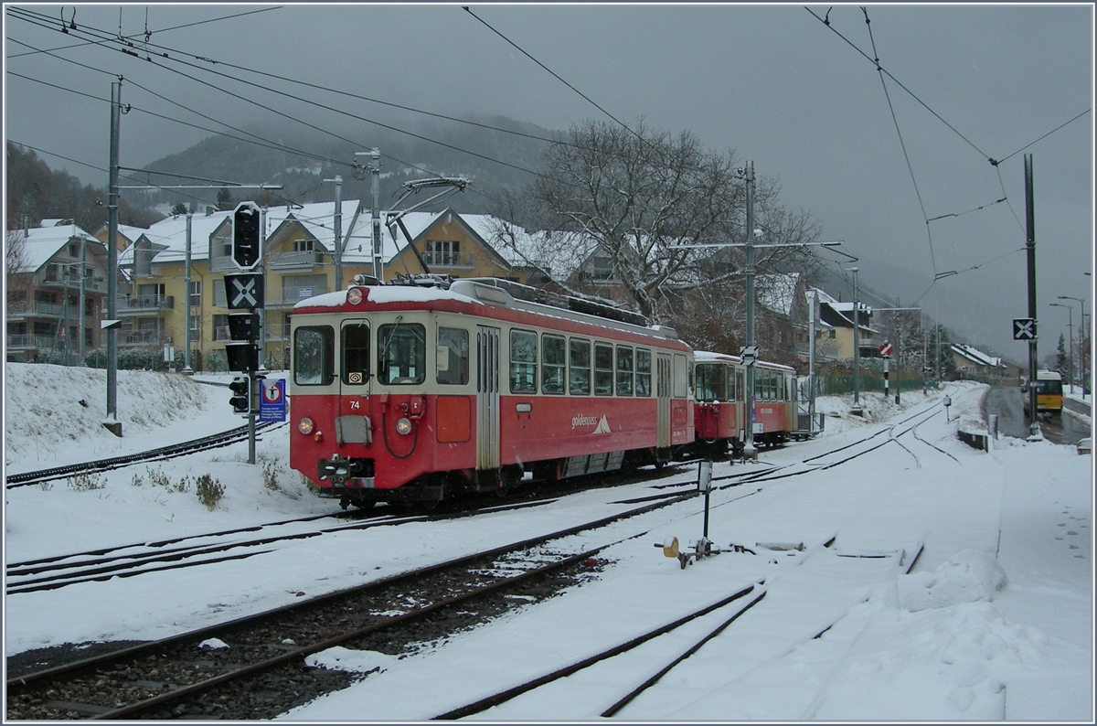Nachdem der BDeh 2/4 74 und sein Bt die Festtage in Vevey verbrachte steht der Zug, aufgebügelt, wieder in Blonay.
Es könnte sein, dass der Zug für das mittägliche Schülerzugspaar Blonay - Lally - Blonay genutzt wird. 
10. Jan. 2017