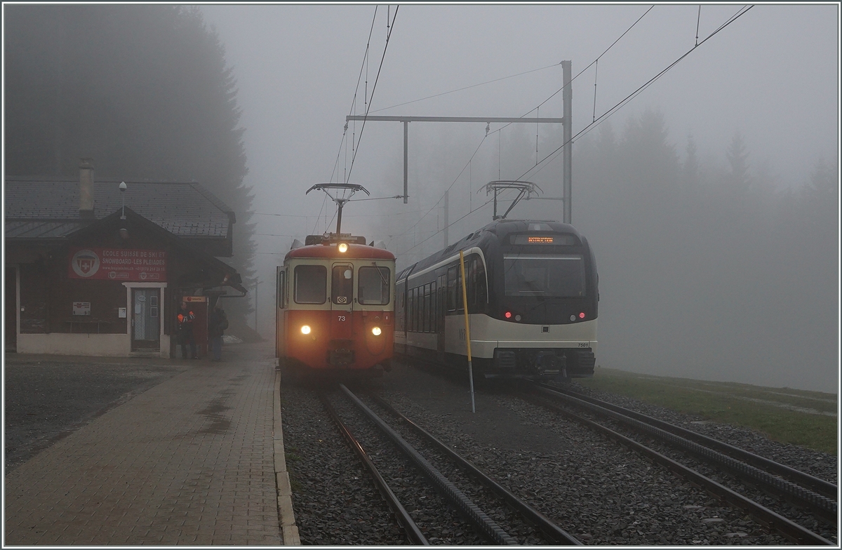 Nachdem der MVR SURF ABeh 2/6 7501 offiziell den Plandienst übernommen hatte, wurde er nachder den Fahrt von Vevey nach Les Pleiades und zurück nach Blonay aus dem Umlauf genommen umd für Instruktionsfahrten genutzt zu werden. Für den Verkehr nach Les Pleiades verkehrte der BDeh 2/4 73, links im Bild. 
13. April 2016 