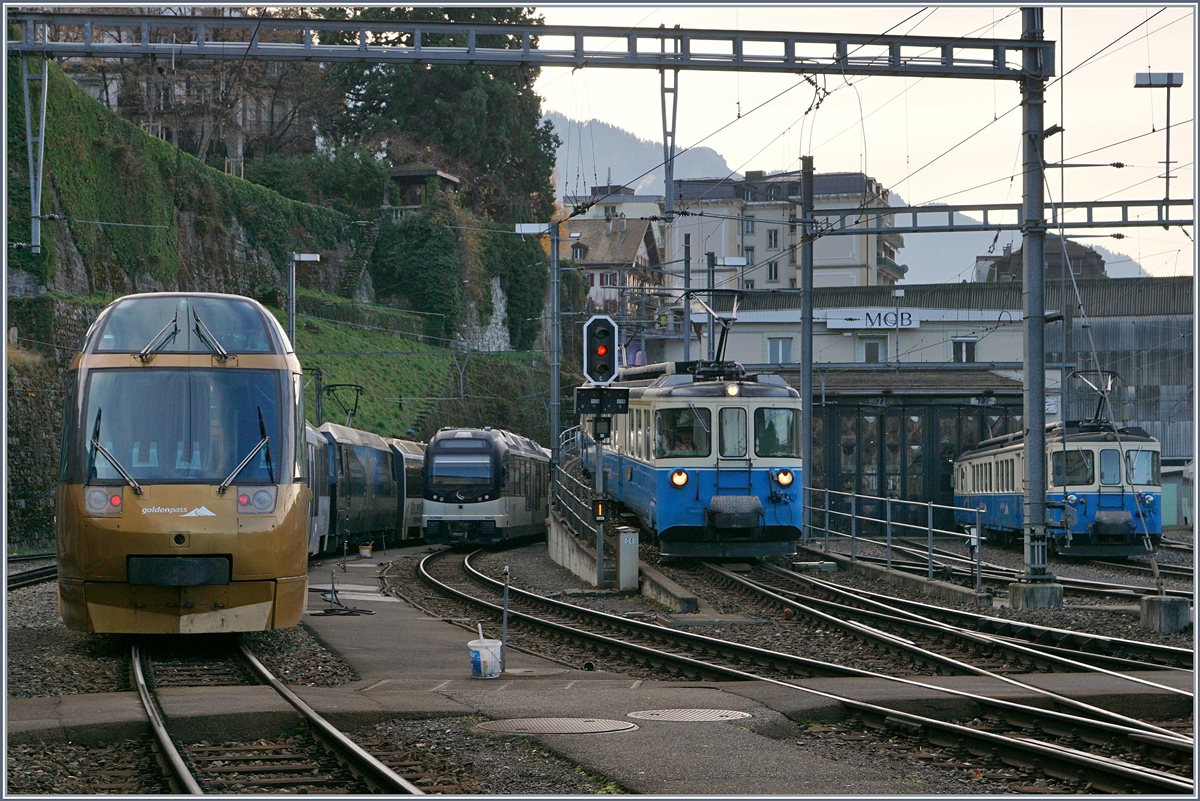 Neben dem MOB Parnoramic Express und einem Alpina gilt das Interesse den beiden MOB ABDe 8/8, die von Walter darauf aufmersam gemacht unterschiedliche Lampen aufweisen.
Montreux, den 27. Nov. 2016