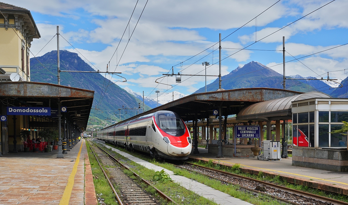 Nicht viel los war am 08.05.2024 in Domodossola. Abgesehen von wenigen FS-ALe 501 nach Novara steht nur dieser SBB-RABe 503 schon Stunden vor der Abfahrt nach Genf am Bahnsteig.