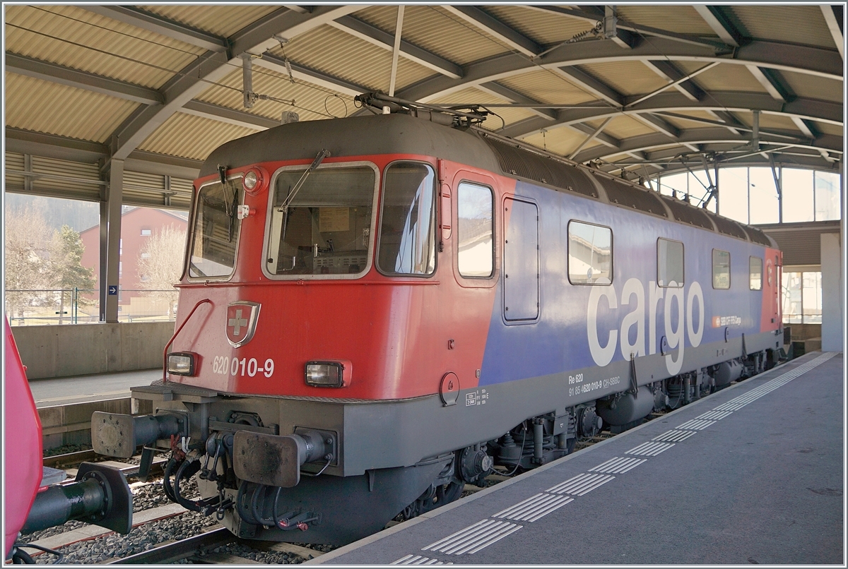 Noch einmal, da wirklich besonders, ein weiteres Bild der SBB Re 6/6 11610 (Re 620 010-9)  Spreitenbach welche den aus Fans-u Wagen bestehenden Güterzug 69701 von Lausanne-Triage nach Le Brassus gebracht hatte und nun auf die Rückleistung wartet

24. März 2022