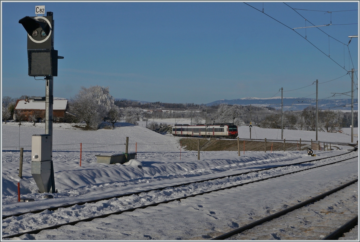 Noch einmal, nun bei etwas besserem Licht, die  neuen  Domino-Züge RBDe 560 auf der tpf Strecke Bulle - Romont, hier bei der Ausfahrt in Vuisternas-devant-Romont.

23. Dezember 2021