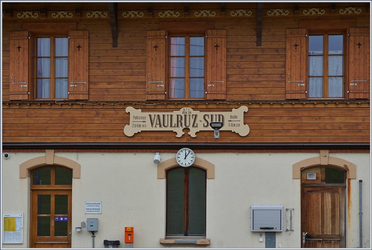 Noch tragen einige TPF Stationen diese schönen Stationsschilder die sehr gut zum Still der Bahnhofgebäude passt. 

Vaulruz Sud, den 12. Mai 2020
