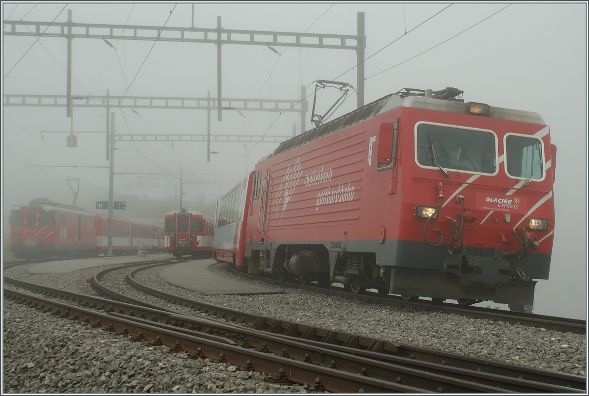 Oberalppass mit Galcier-Express, MGB Regionalzügen und Nebel.
22. Aug. 2009