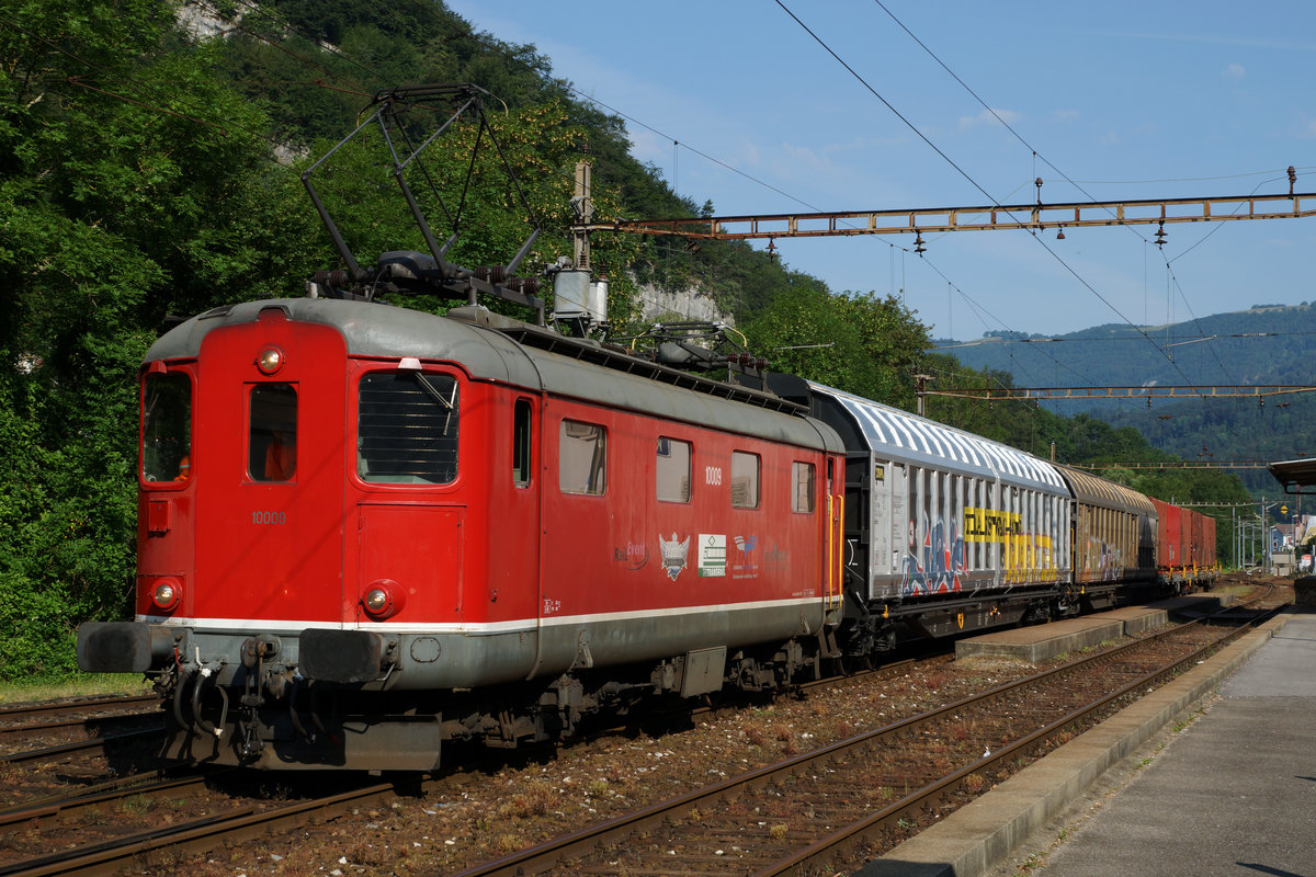 OeBB: Re 4/4 4/4 I 10009 wartete am 11. Juli 2016 auf der Station Klus bei Balsthal die Kreuzung mit dem DOMINO ab.
Foto: Walter Ruetsch 