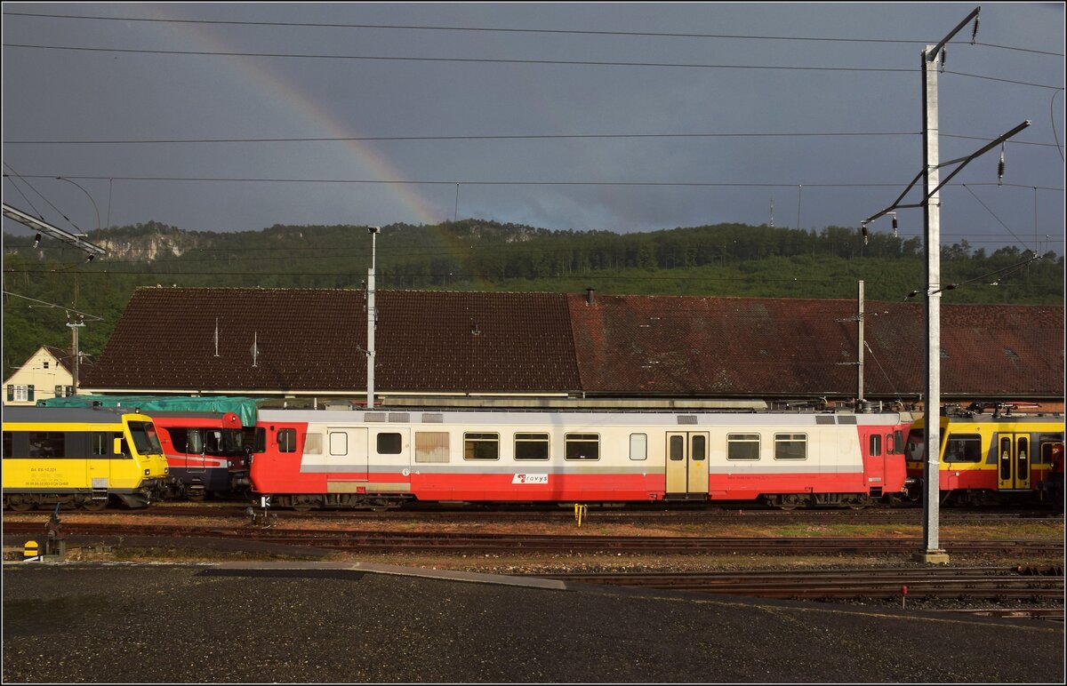 Persistenter Regenbogen in Balsthal.

Ex Travys RBDe 560 174 unterm Regenbogen, daneben der Steuerwagen des Montafoner NPZ BS 10.221 und rechts der Montafoner Kurztriebwagen und dahinter der neue Steuerwagen der OeBB. Juni 2023.