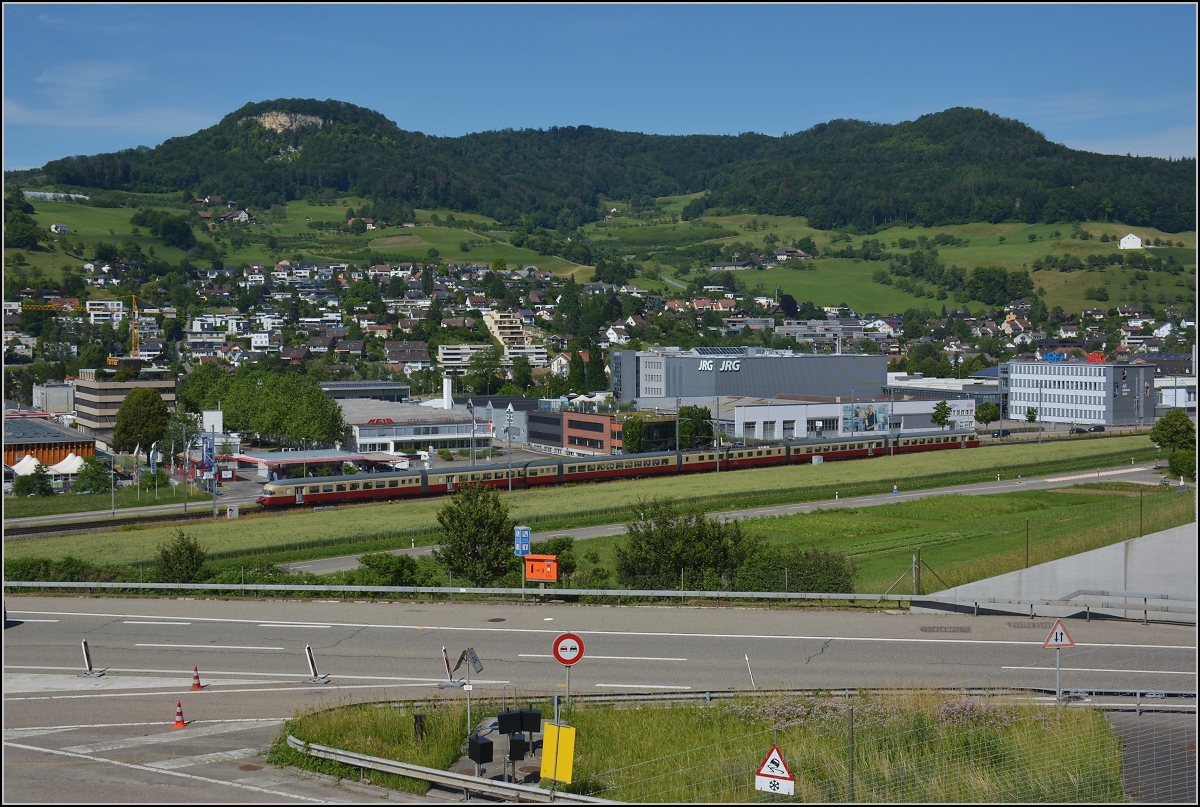 RAe 1053 bei Sissach. Juni 2021.