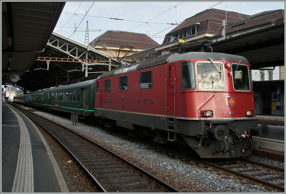 Re 4/4 II mit EW I bzw EW II prägten jahrelang  das Bild des SBB Schnellzugverkehrs. Heute werden solche Züge (meist mit einem Steuerwagen ergänzt) nur noch für Ersaztverkehre oder Grossveranstaltungen eingesetzt. Hier wartet die Re 4/4 II 11204 mit einem Extrazug zur Air14 nach Payerne in Lausanne auf die Abfahrtszeit und Fahrgästge. 
7. Sept. 20014
