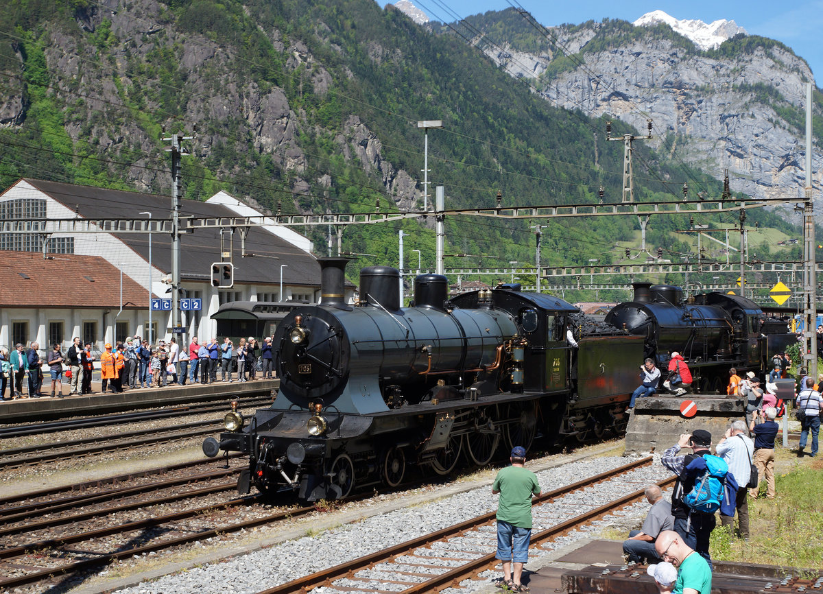SBB: Dampffahrt ins Tessin vom 21. Mai 2016. Die A 3/5 705 und die C 5/6 beim Zwischenhalt in Erstfeld.
Foto: Walter Ruetsch