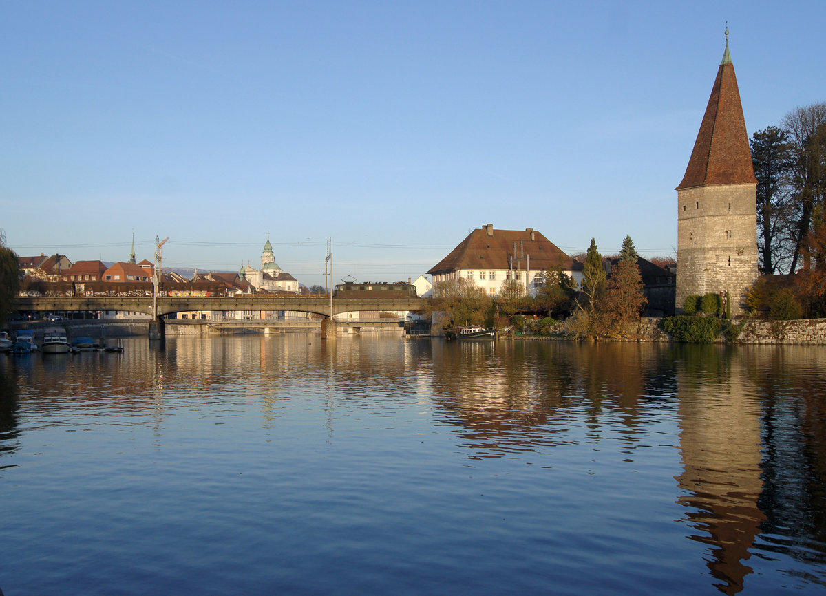 SBB: Eine nicht erkennbare Ae 6/6 mit einem Güterzug beim Passieren der Aarebrücke Solothurn am 23. November 2011.
Foto: Walter Ruetsch
